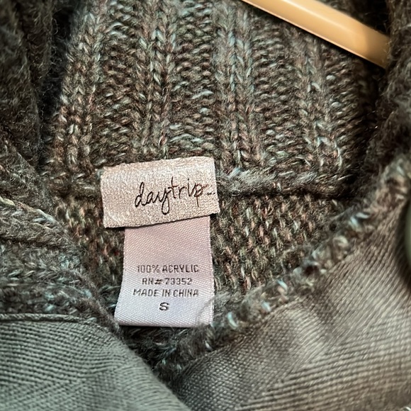 New without tag, Daytrip short sleeve sweater. Very cute. Button up. Size S - Picture 5 of 6